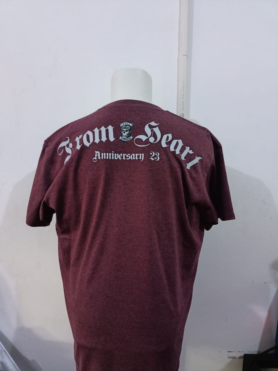 Kaos sablon desain anniversary di punggung