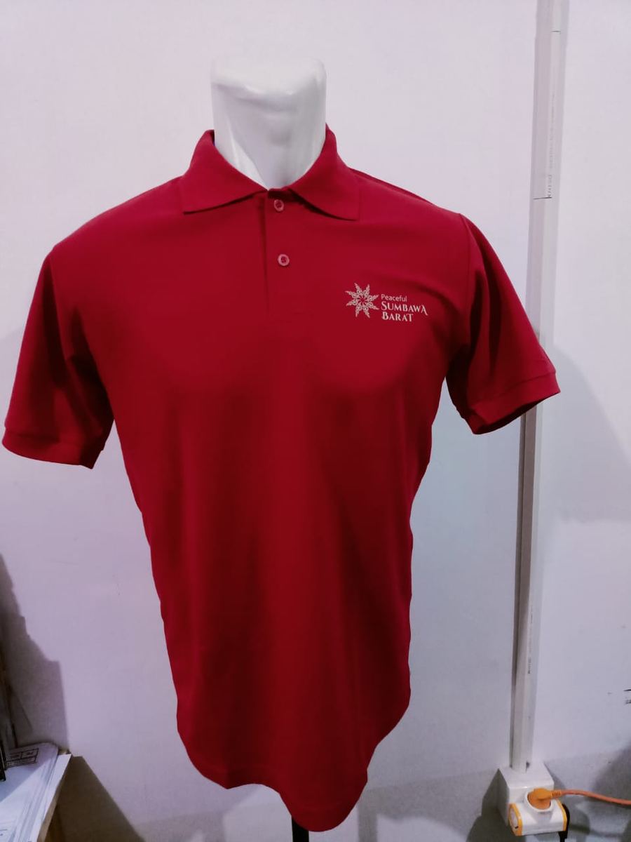 Kaos polo merah dengan bordir logo di dada