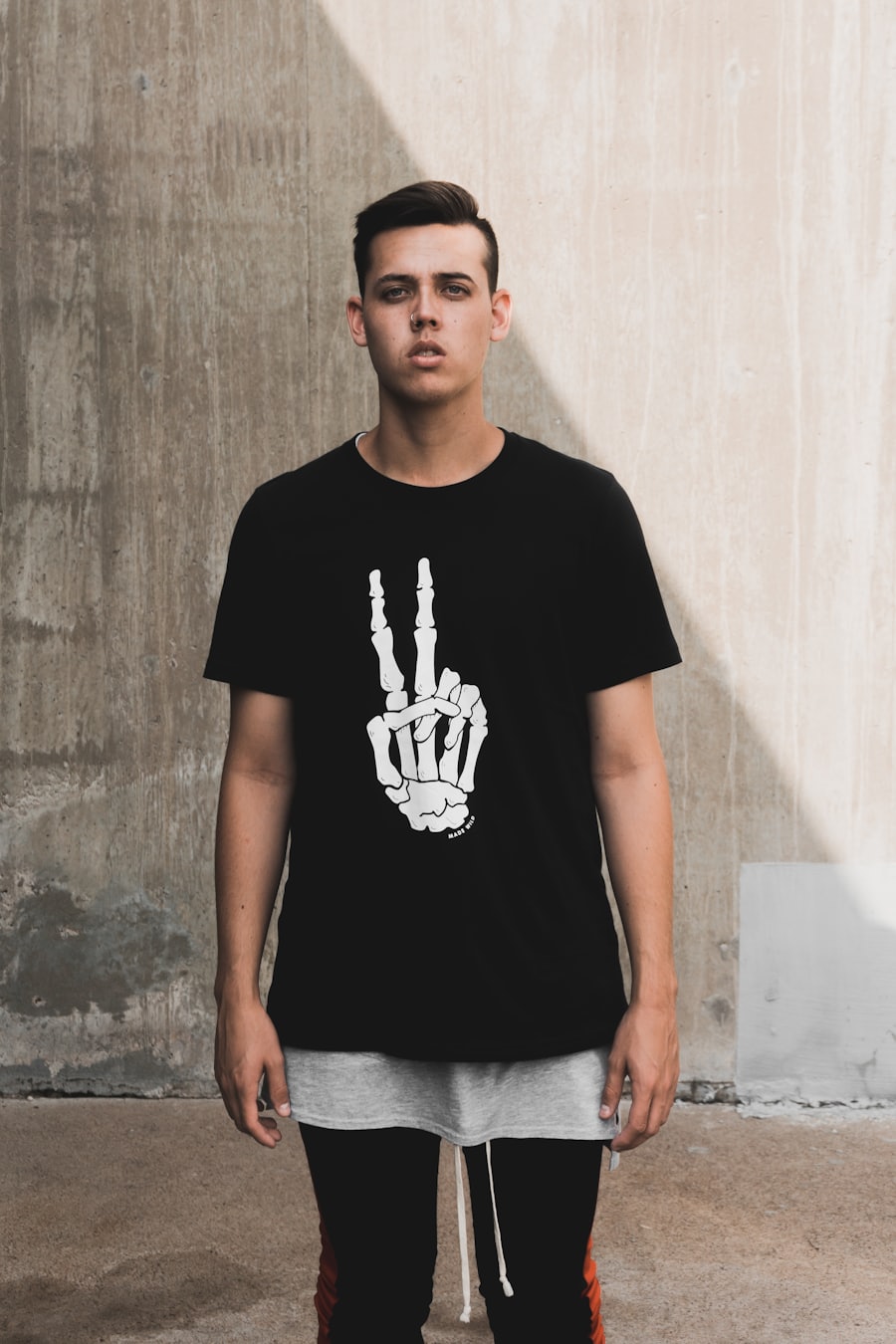 Kaos hitam dengan sablon grafis