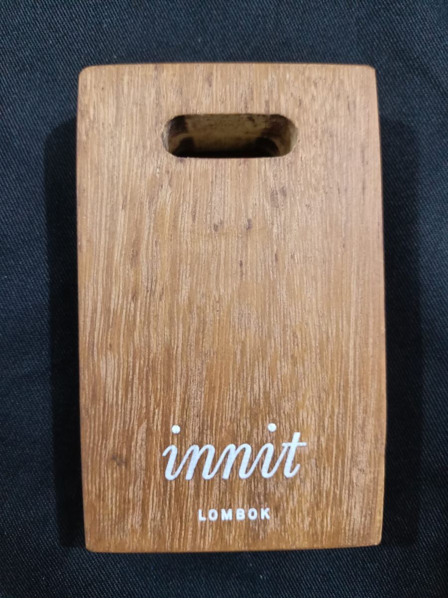 Key tag kayu hotel dengan logo cetak putih