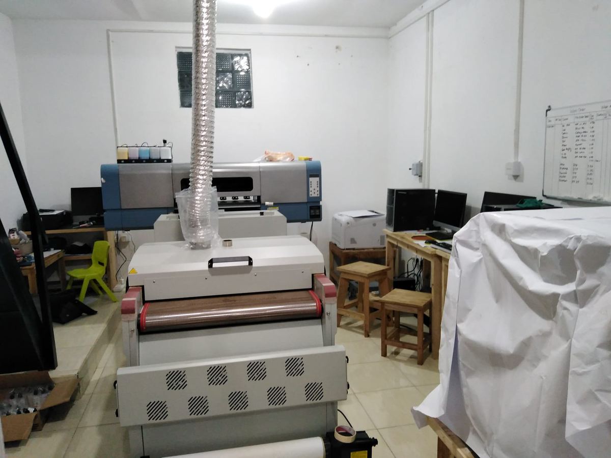 Mesin sablon DTF di workshop Mataram