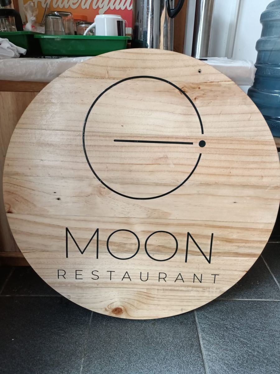 Papan nama kayu bulat untuk restoran