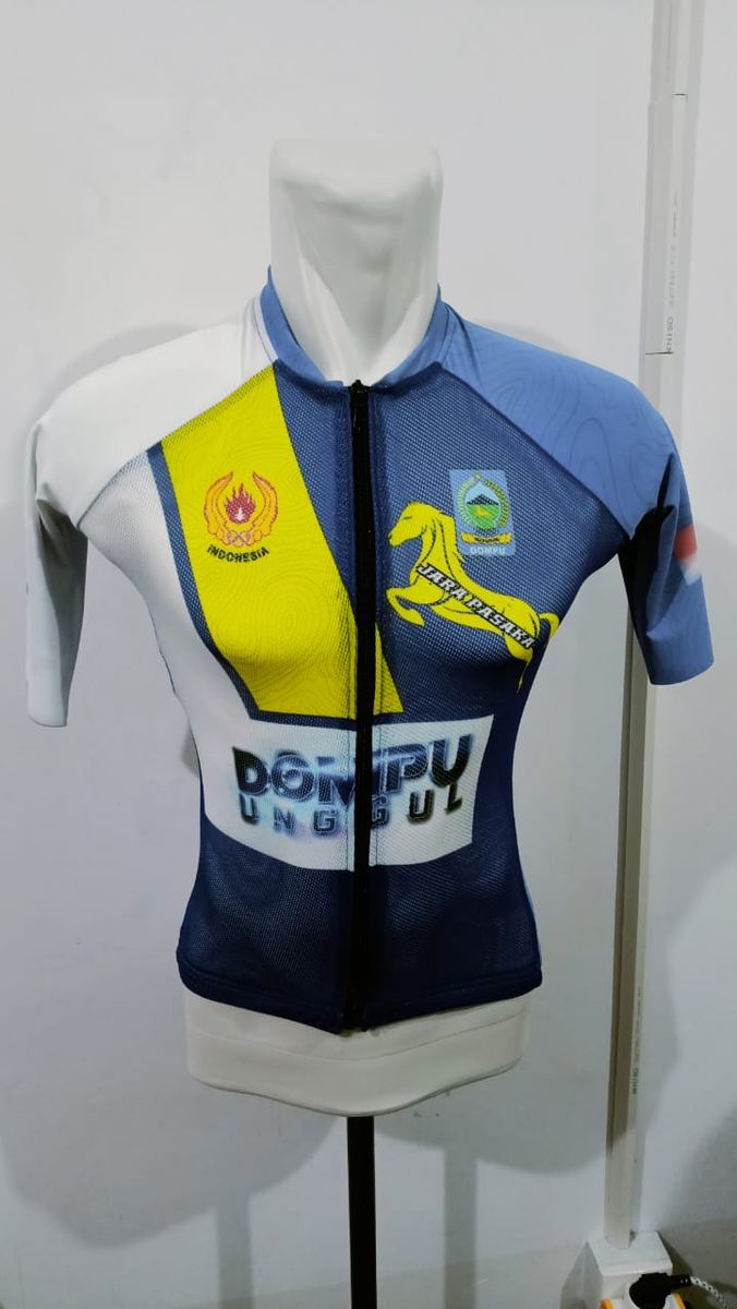 Rashguard hitam dengan logo diving club