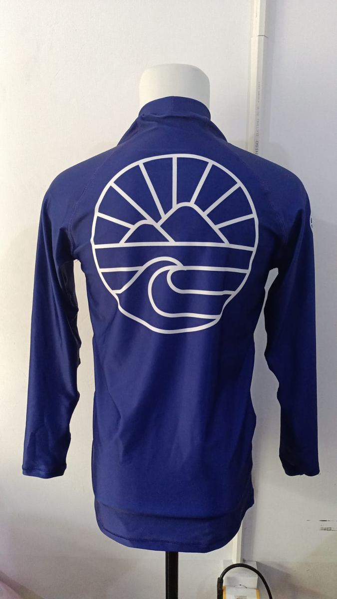 Rashguard custom lengan panjang dengan logo resort, Lombok