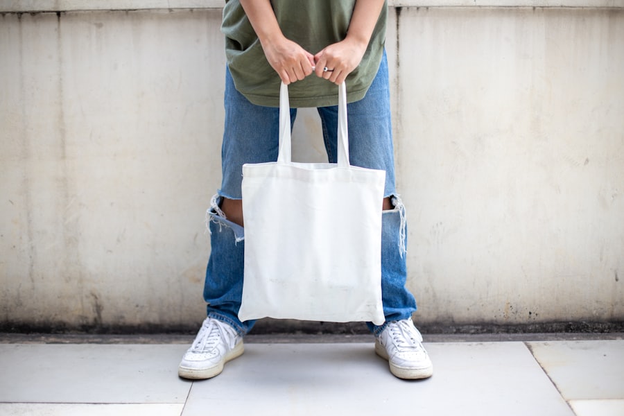 Orang membawa tote bag kanvas polos